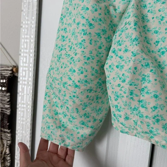 Levi’s Floral Square-Neck Puff Sleeve Crop Top - Picture 4 of 9